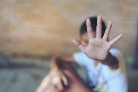 Caz REVOLTĂTOR într-o școală din România: Copil violat de două ori de colegi în toaletă